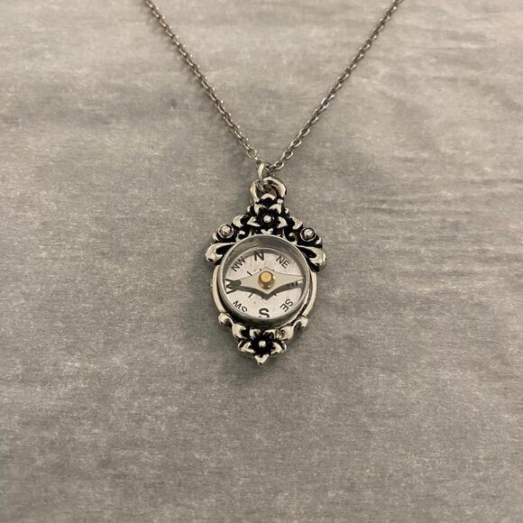 Silver tone compass necklace - Picture 2 of 8